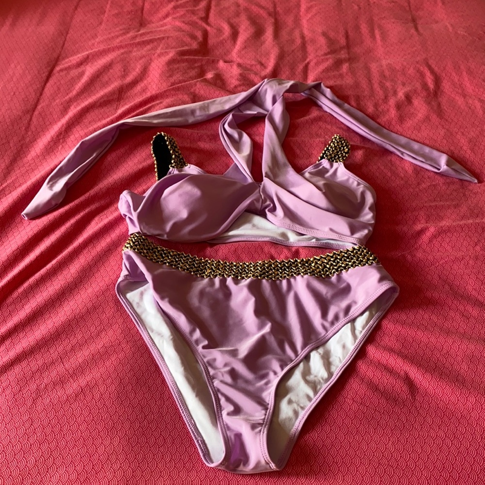 A beautiful lilac 2 piece bathing suit that will make you glow on any beach!💗